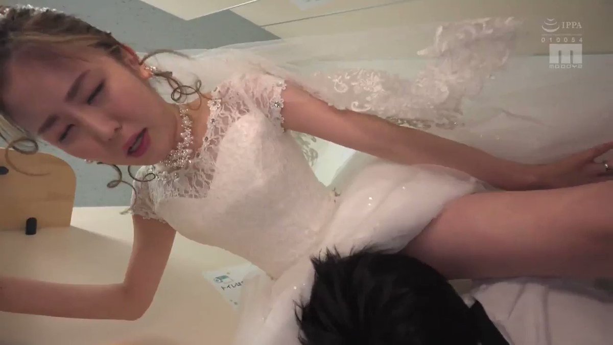 結婚式中、親族が側にいるのにワレメ大好きショタ坊のスカート潜入膣いじりで痙攣失禁させられるイクイク花嫁 東希美 Post3