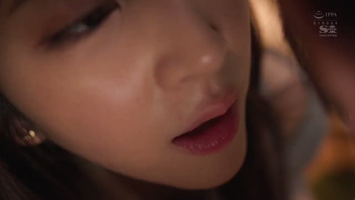 すぐそばに彼女がいるのに色気ムンムンで密着誘惑してくるささやき淫語お姉さん 七ツ森りり Post30