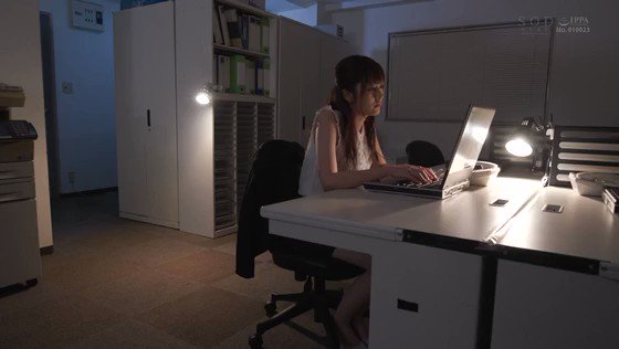 「ほんとは君が好きだったのに…」さっさと告白してくれない同期（幼馴染）の目の前で上司と見せつけSEXをしてしまう私… 青空ひかり Post1
