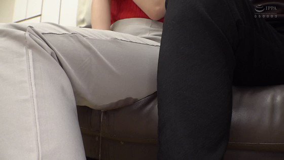 訪問販売に来たお姉さんはおしっこを漏らしそうで限界ギリギリ！！間に合わなかったお姉さんは人の家で恥辱の大量失禁をして水溜まりが出来ちゃう！！お漏らしに興奮した男に襲われて部屋がビショビショになるほどイカされまくるナマSEX！！ Post1
