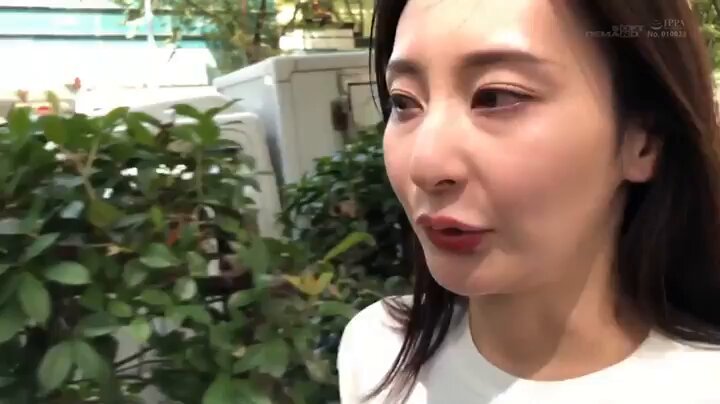 都会の喧騒に紛れてもひときわ目立つ長崎生まれの清楚な奥さん 足立友梨 32歳 AV DEBUT Post2