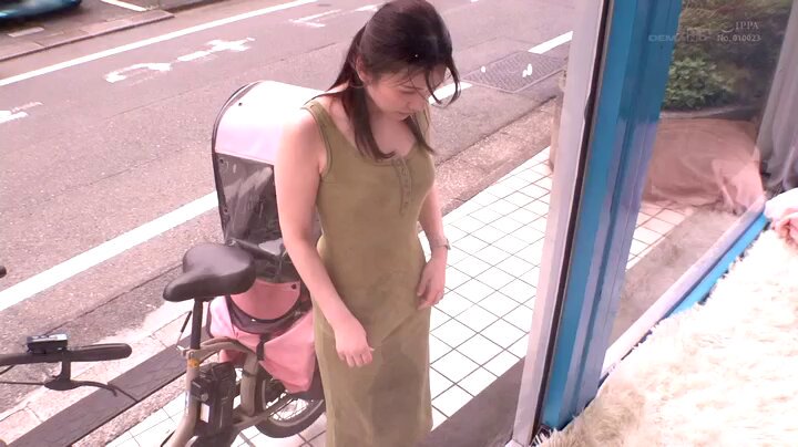 マジックミラー号 マキシワンピを着ている女性はスキだらけ！？ 20代の人妻に「服着たままで良いので、電マ当てさせてくれませんか！？」と声掛け乗車！着衣越しでもハッキリわかる 乳首！マンスジ！潮シミ！ 無防備な若妻は初めてのクイックマッサージ体験で潮をまき散ら… Post18