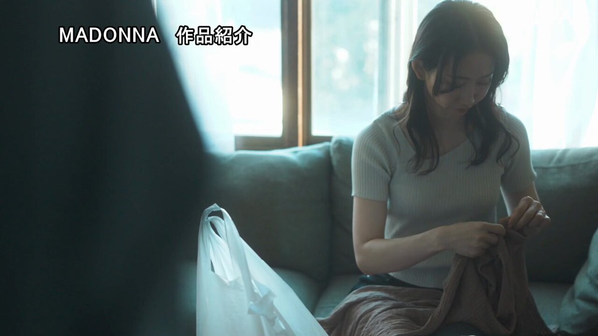 ハプニングバー 人妻NTR 「あなたのためよ…」と言っていた妻がいつしか群がる男たちに夢中になっていた。 水戸かな Post1